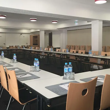 Kyriad Centre- Parc Des Expositions מלון לה בורז'ה