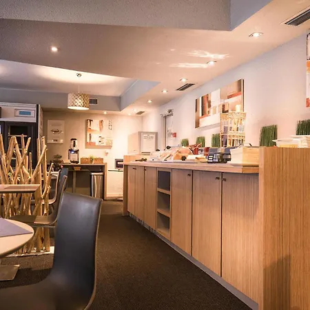 Kyriad Centre- Parc Des Expositions מלון לה בורז'ה