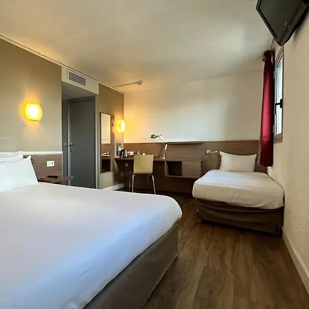 Kyriad Centre- Parc Des Expositions מלון לה בורז'ה