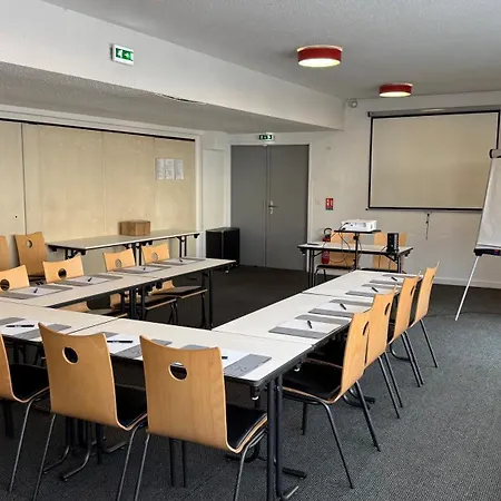 Otel Kyriad Centre- Parc Des Expositions