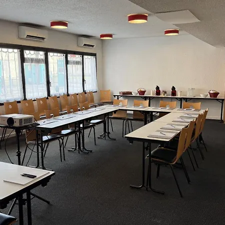 Kyriad Centre- Parc Des Expositions מלון