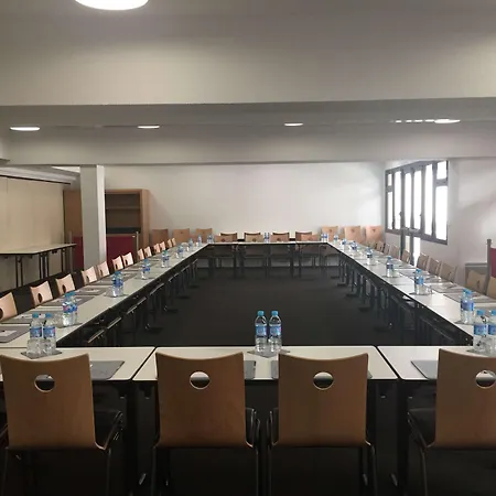 Kyriad Centre- Parc Des Expositions מלון