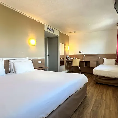 Kyriad Centre- Parc Des Expositions 3* לה בורז'ה