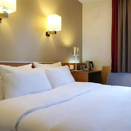 Kyriad Centre- Parc Des Expositions 3*