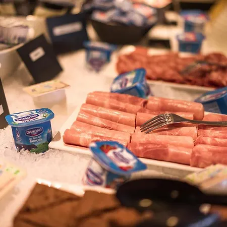 Kyriad Centre- Parc Des Expositions מלון לה בורז'ה