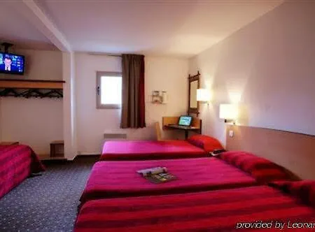 Kyriad Centre- Parc Des Expositions מלון