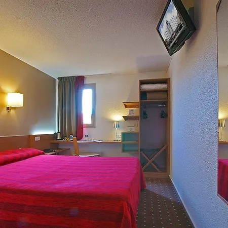 Kyriad Centre- Parc Des Expositions מלון לה בורז'ה